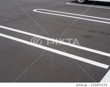 駐車場での一コマ　コピースペース　クルマの資料にピッタリ　カースペースの宣伝に使える。 126854159