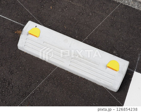 駐車場での一コマ　コピースペース　クルマの資料にピッタリ　カースペースの宣伝に使える。 126854238