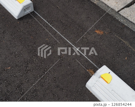 駐車場での一コマ　コピースペース　クルマの資料にピッタリ　カースペースの宣伝に使える。 126854244