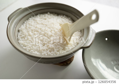 土鍋で炊いたご飯 土鍋で炊いたご飯 126854356