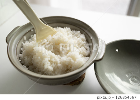 土鍋で炊いたご飯 土鍋で炊いたご飯 126854367