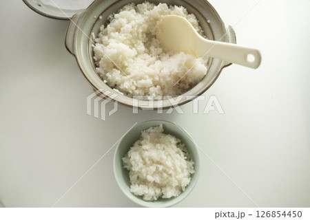 土鍋ご飯茶碗に盛る 126854450