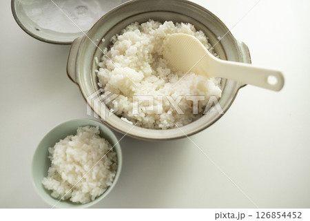 土鍋ご飯茶碗に盛る 126854452
