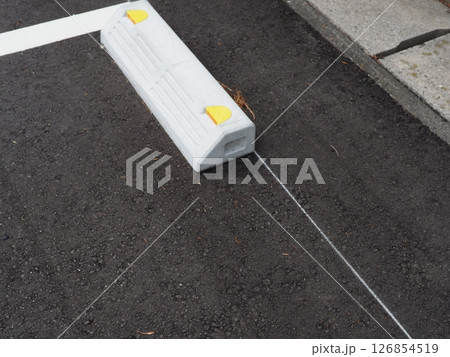 駐車場の一コマ　コピースペース　アスファルトに隠れた世界を探し感じる。曇りの日の時間を楽しむ 126854519