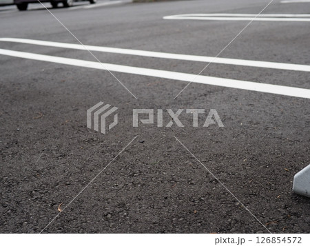 駐車場の一コマ　コピースペース　アスファルトに隠れた世界を探し感じる。曇りの日の時間を楽しむ 126854572