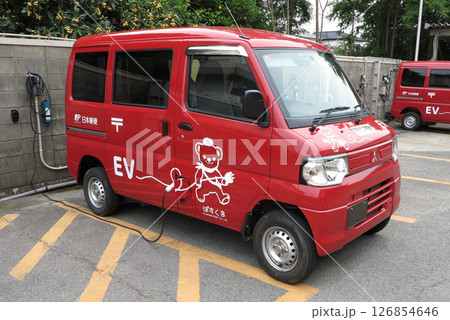 充電中のEV配達車　電気自動車　日本郵便　地球温暖化 126854646