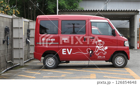 充電中のEV配達車　電気自動車　日本郵便　地球温暖化 126854648
