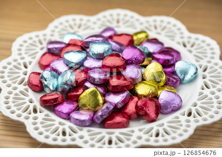 カラフルなハート型チョコを盛り付けた皿 126854676
