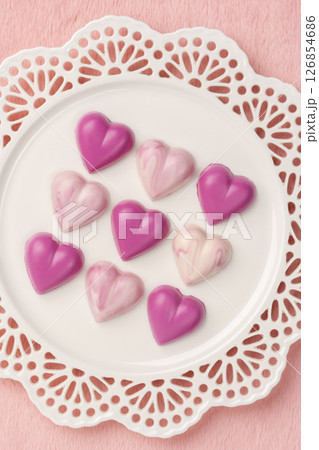 ピンクの背景とお皿に置かれたハートチョコの俯瞰 126854686