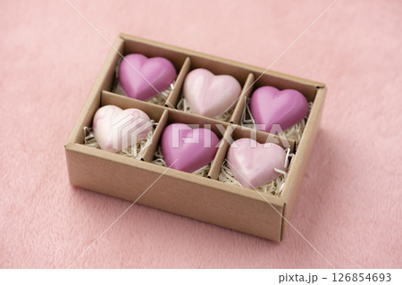 ギフトボックスに並べられたハートチョコ ギフトボックスに並べられたハートチョコ 126854693