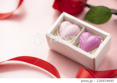 ギフトボックスのハートチョコと薔薇とリボンとコピースペース ギフトボックスのハートチョコと薔薇とリボンとコピースペース 126854695