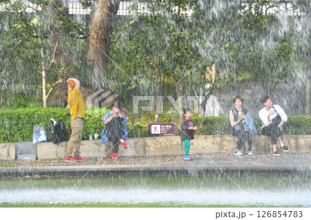 和田倉橋噴水公園で急に噴水が上がり驚く人々 126854783