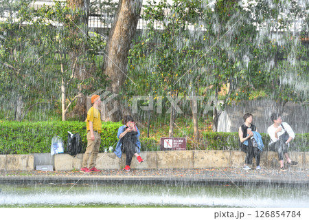 和田倉橋噴水公園で急に噴水が上がり驚く人々 126854784