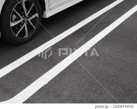 駐車場に止めるクルマ 休憩のために一息つこう コピースペースとしてぴったりな画像 カーポートの画像 駐車場に止めるクルマ 休憩のために一息つこう コピースペースとしてぴったりな画像 カーポートの画像 126854856