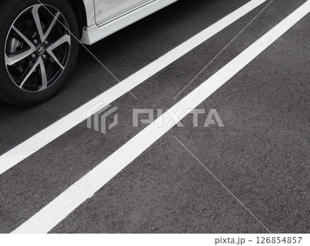 駐車場に止めるクルマ　休憩のために一息つこう　コピースペースとしてぴったりな画像　カーポートの画像 126854857