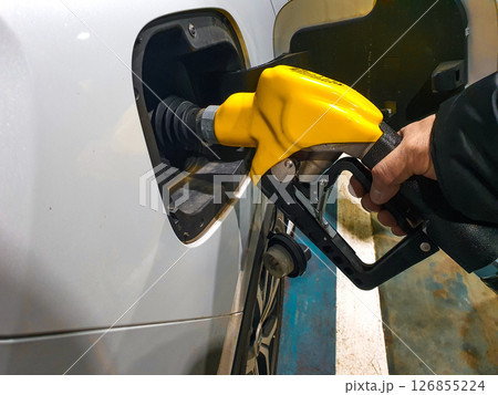 Refuel the car at gas station 126855224