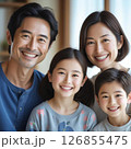 明るい表情の4人家族 126855475