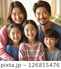 明るい表情の家族 126855476