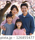 明るい表情の4人家族 126855477