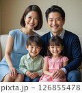 明るい表情の4人家族 126855478