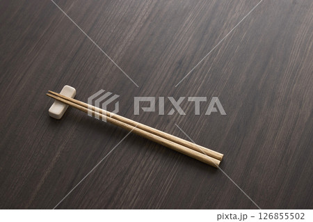 お箸の和風イメージ 126855502