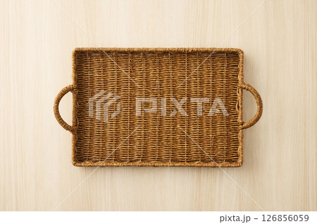ナチュラルな素材のカゴ 126856059