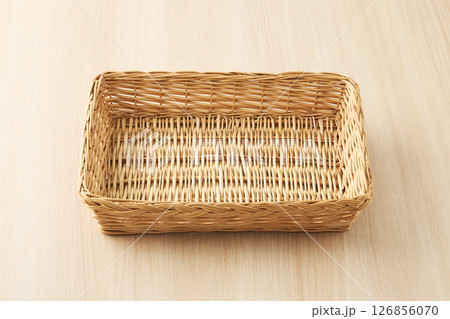 ナチュラルな素材のカゴ ナチュラルな素材のカゴ 126856070