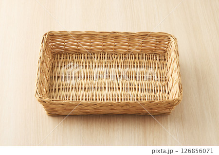 ナチュラルな素材のカゴ 126856071