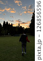 綺麗な夕焼けと男の子 126856596
