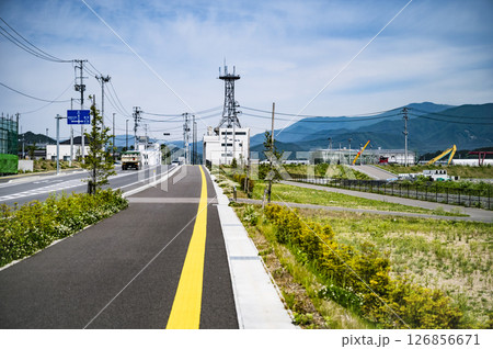 復興都市の明るい未来を感じる道路風景(東日本大震災) 復興都市の明るい未来を感じる道路風景(東日本大震災) 126856671