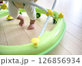 赤ちゃんの初めてのあんよ 126856934