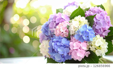 ガーデンのテーブルの上のあじさいの花束 ガーデンのテーブルの上のあじさいの花束 126856966