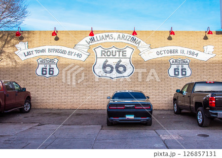 アメリカ合衆国アリゾナ州ウイリアムズにて ルート66のペイントが施された駐車場の壁面 アメリカ合衆国アリゾナ州ウイリアムズにて ルート66のペイントが施された駐車場の壁面 126857131
