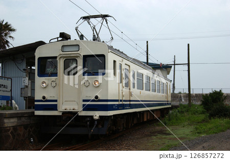 田舎の終着駅に停車している1両編成の電車 126857272