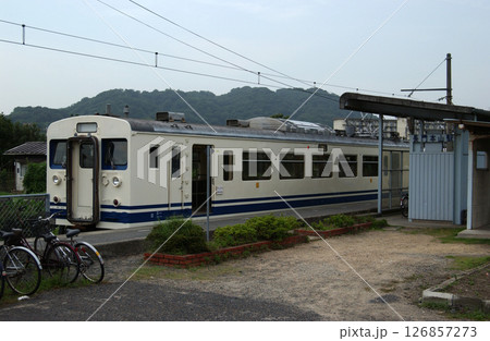 田舎の終着駅に停車している1両編成の電車 126857273