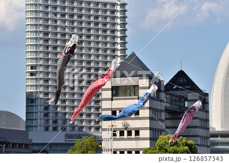 横浜みなとみらいの空にたなびく鯉のぼり 横浜みなとみらいの空にたなびく鯉のぼり 126857343