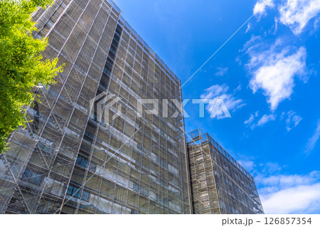 日本の横浜都市景観　マンションの補修や点検等、足場や防護ネットなど 126857354