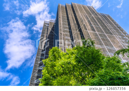 日本の横浜都市景観　マンションの補修や点検等、足場や防護ネットなど 126857356