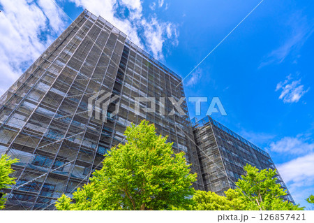 日本の横浜都市景観 マンションの補修や点検等、足場や防護ネットなど。ネットの外に衛星アンテナが… 日本の横浜都市景観 マンションの補修や点検等、足場や防護ネットなど。ネットの外に衛星アンテナが… 126857421