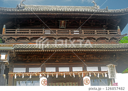 香川県金比羅さん参道の大門-2 126857482