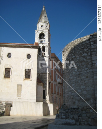 ザダルの広場を抜けて小路にいたる街並み ザダルの広場を抜けて小路にいたる街並み 126857514