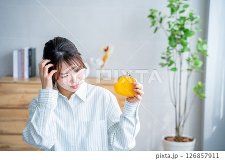 財布を持つ女性　金欠　節約 126857911