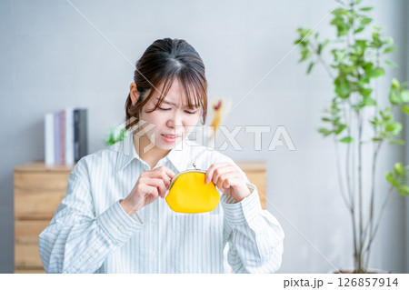 財布を持つ女性 金欠 節約 財布を持つ女性 金欠 節約 126857914