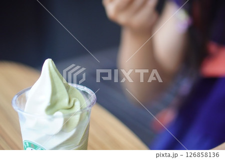 子供が旅先で食べるソフトクリーム 子供が旅先で食べるソフトクリーム 126858136