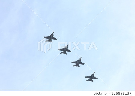 映画トップガンで有名、大空を編隊飛行する米海軍の空母艦載機FA-18Eスーパーホーネット戦闘攻撃機 126858137