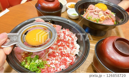 牛トロ丼に卵 126858720