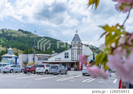 道の駅・駐車場風景「道の駅ながゆ温泉風景 おんせん市場」大分県竹田市 道の駅・駐車場風景「道の駅ながゆ温泉風景 おんせん市場」大分県竹田市 126858931