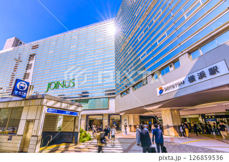 日本の横浜都市景観 6月1日。相鉄横浜駅や横浜市営地下鉄ブルーライン横浜駅、太陽光などを望む 126859536