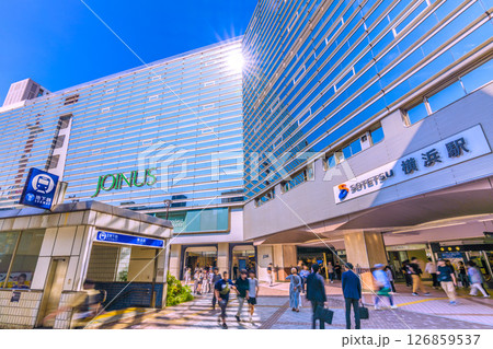 日本の横浜都市景観 6月1日。相鉄横浜駅や横浜市営地下鉄ブルーライン横浜駅、太陽光などを望む 126859537