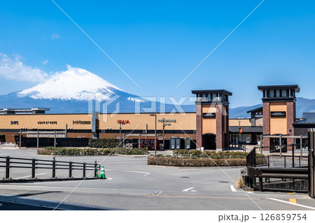 静岡県御殿場市にある御殿場プレミアム・アウトレットと富士山 126859754